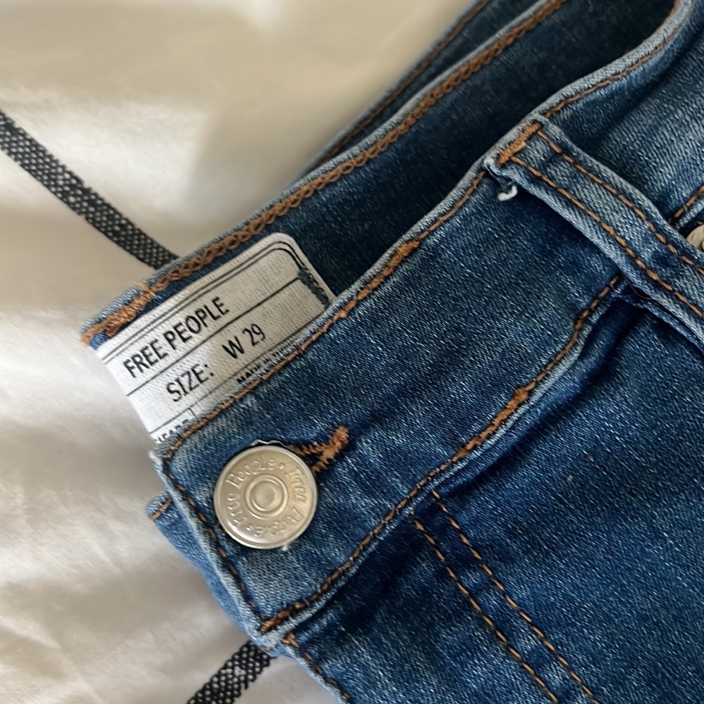 FREE PEOPLE RIPPED JEANS - Picture 3 of 6